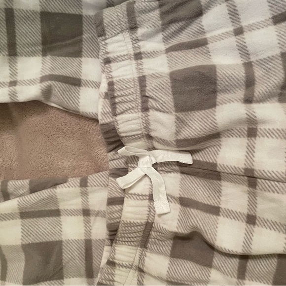Girls old navy flannel pj pants, new with tags!! - Picture 2 of 3